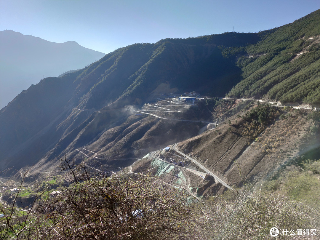 回望登山的道路，盘旋登山，何其艰险，筑路者，何其艰苦！