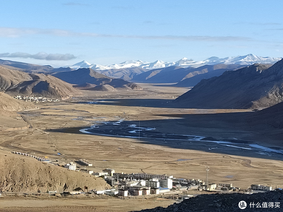 爬坡6公里处是个观景台,回望近处的邦达镇,远处左手边是邦达村,更远处