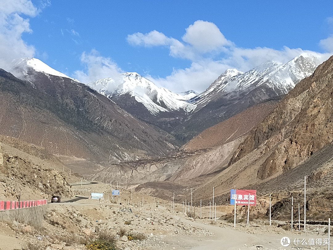 路上的雪山作背景，骑行的心情都特别愉悦