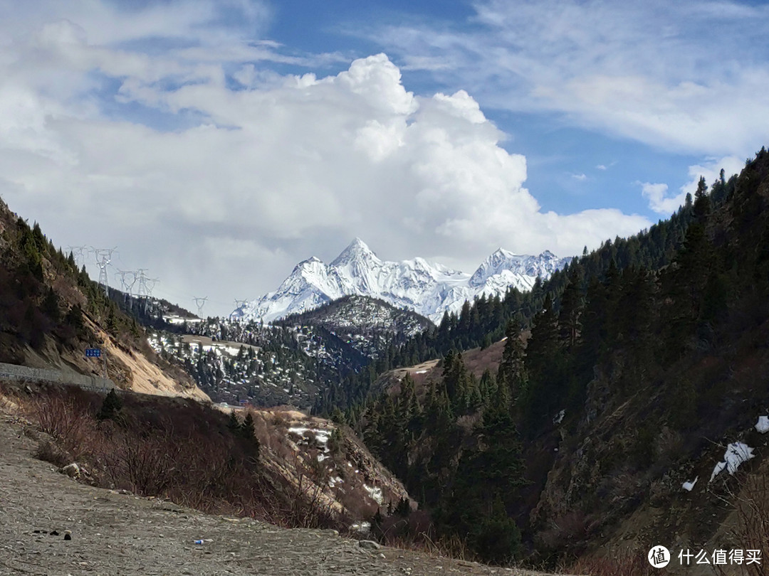 下山去然乌湖途中看到的雪山，感觉非常圣洁