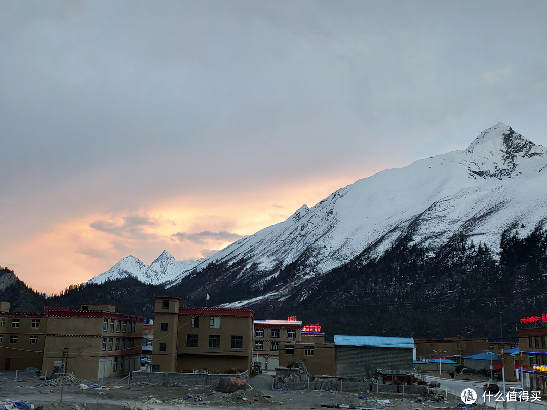 落日余晖和雪山