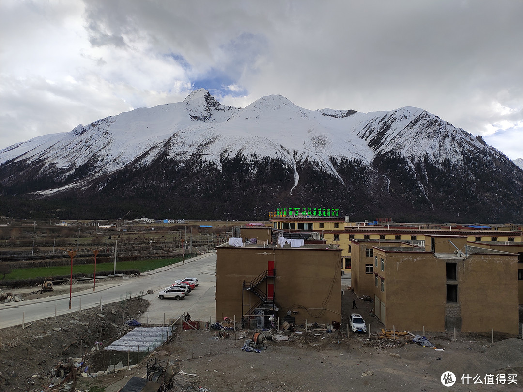 从所住酒店的窗外向南面看到的然乌湖西边的雪山