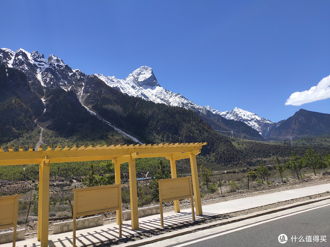 盔甲山（宋东巴热神山），凸出来的山体我觉得特别像武士的头盔