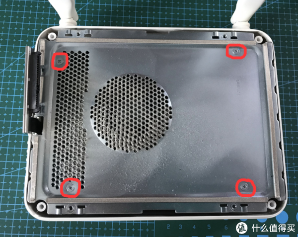 拆掉这4个螺丝就可以拿下隔架