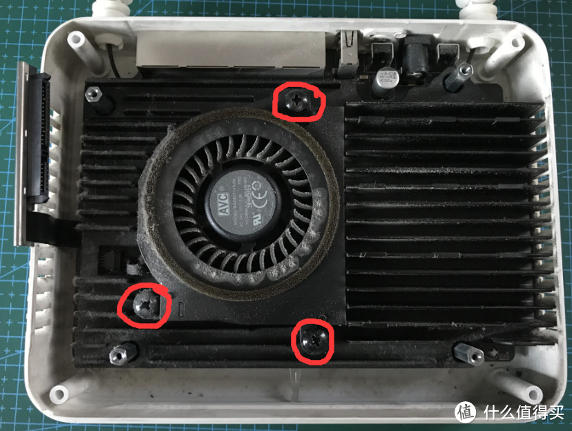 固定散热风扇的三个螺丝