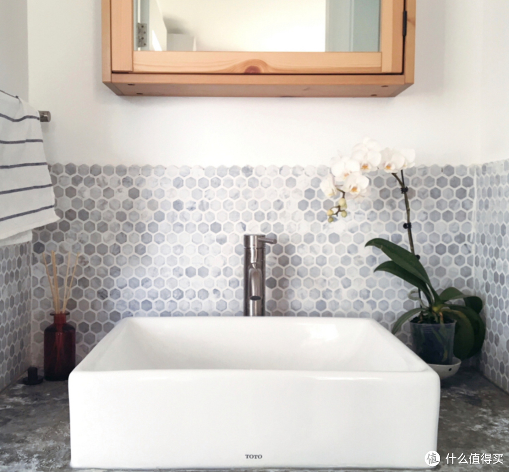 干湿分离的卫生间，洗手台墙面贴瓷砖还是刷漆好？