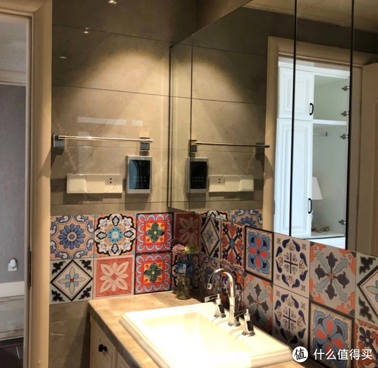 干湿分离的卫生间，洗手台墙面贴瓷砖还是刷漆好？