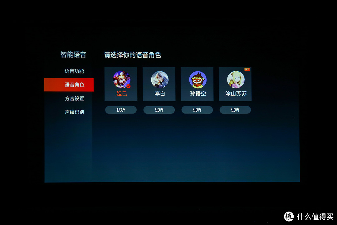 不插电，拎着走：安克创新 P2 便携智能投影仪