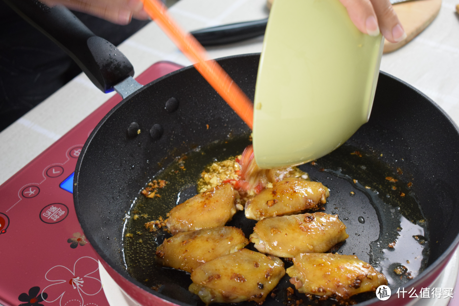 鸡翅煎熟后将刚才腌制鸡翅的配料一并倒入鸡翅中，开中火烧至汁浓稠