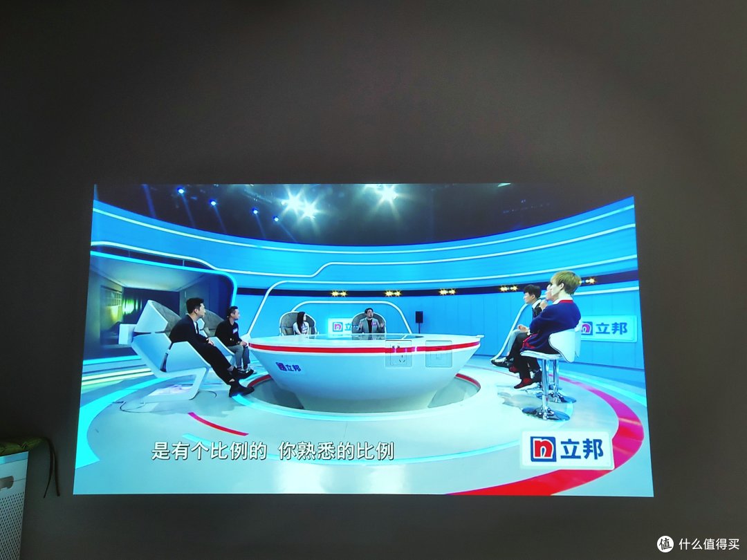 时尚便携投影安克创新 P2!玩游戏,看电影丝毫不输万达影院!