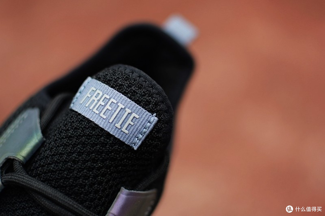撞色更时尚 FREETIE 云弹Cross休闲鞋