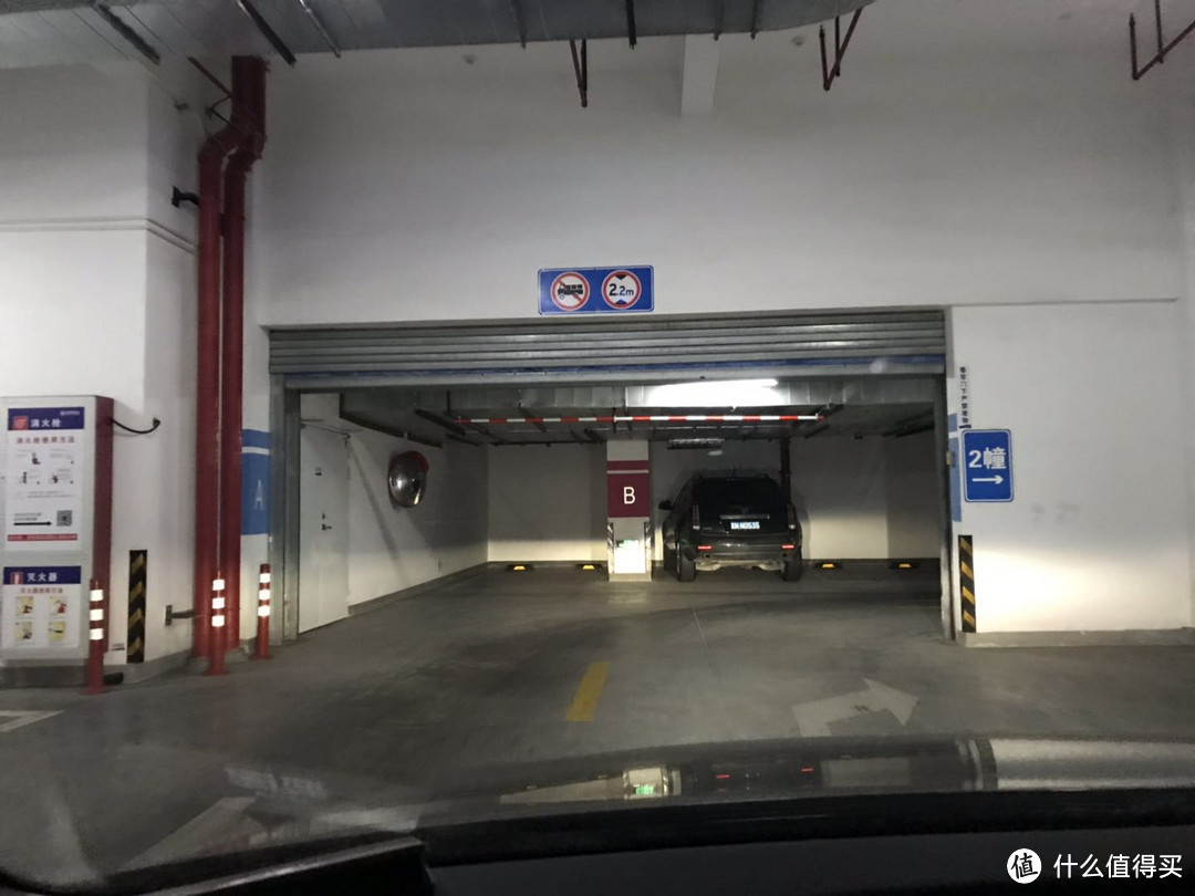 公司车库的转角，如果不开灯很容易在拐角遇到车