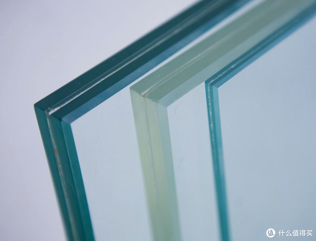 夹角玻璃：两层玻璃通过中间膜粘合在一起，中间部分为夹胶层