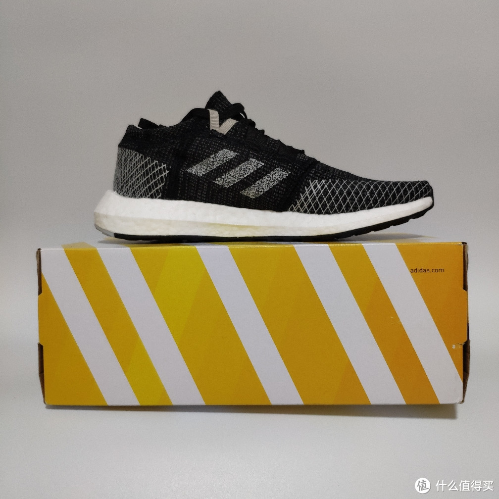 PUREBOOST GO在鞋面内侧增加了针织纹路，提高鞋面的支撑性