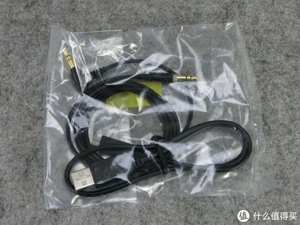 配件为一根Micro USB数据线和3.5mm连接线