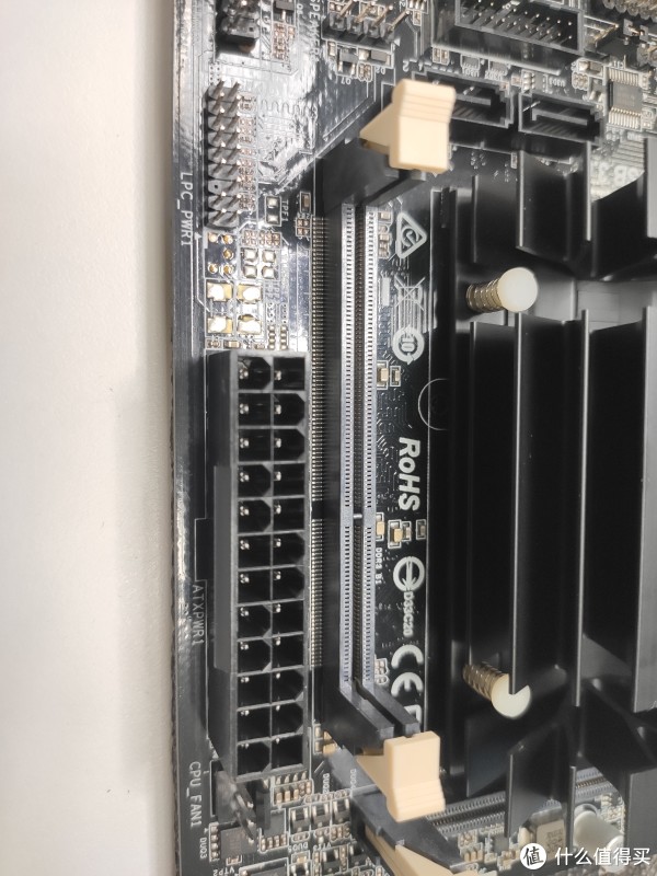 两条ddr3内存条插槽，应该是支持ddr3最好的集成主板了，再高就是j4105用的是4代内存。24孔主板供电