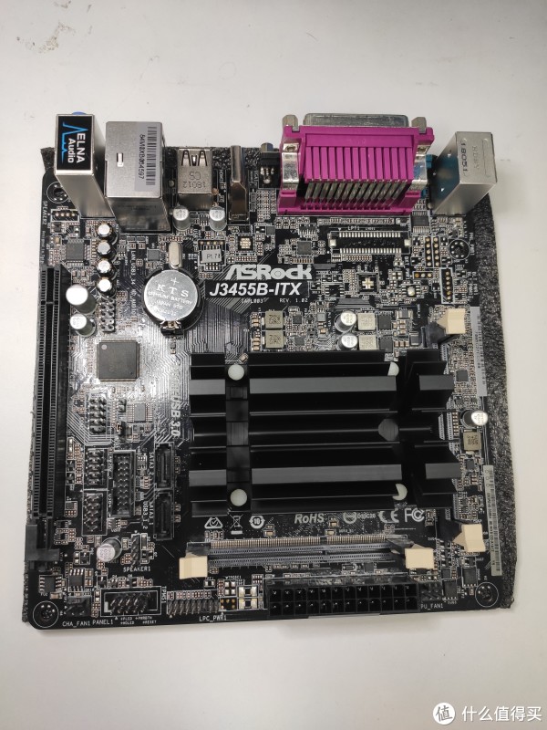 设计也是一样的，无风扇设计，双ddr3内存，支持USB3.0，两个sata接口
