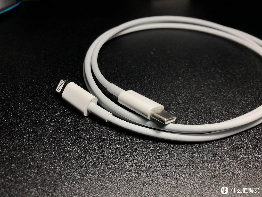 苹果原厂USB-C转雷电，用来连接iPhone和iPad Pro。