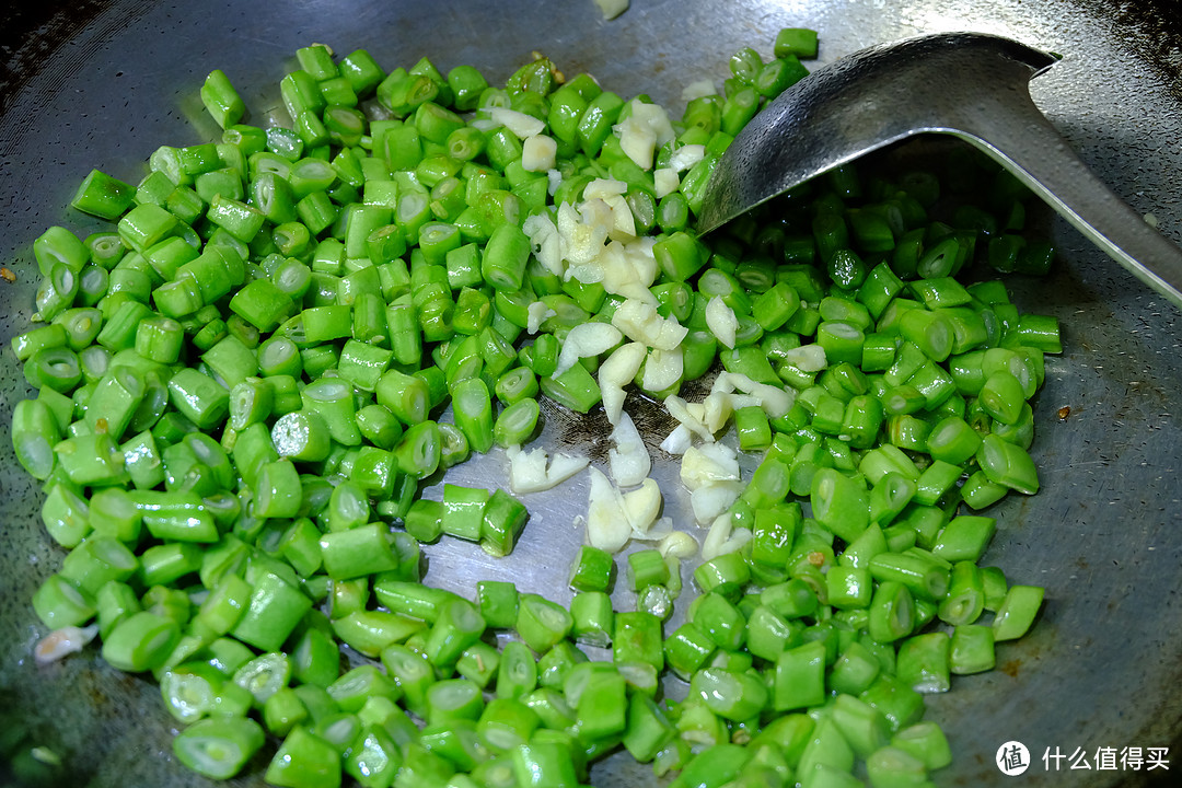 简单易做的下饭菜：橄榄菜炒四季豆。
