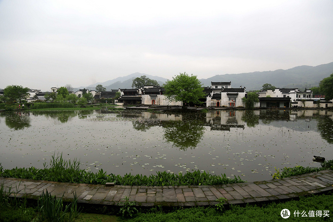 离你不远的地方,有一脉粉墙黛瓦，一袭烟雨笼呈坎