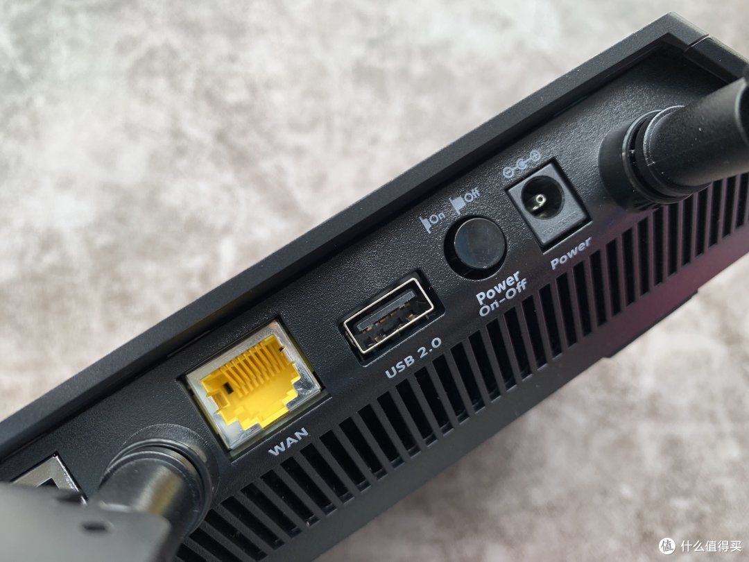WAN端口和后置USB2.0,电源开关