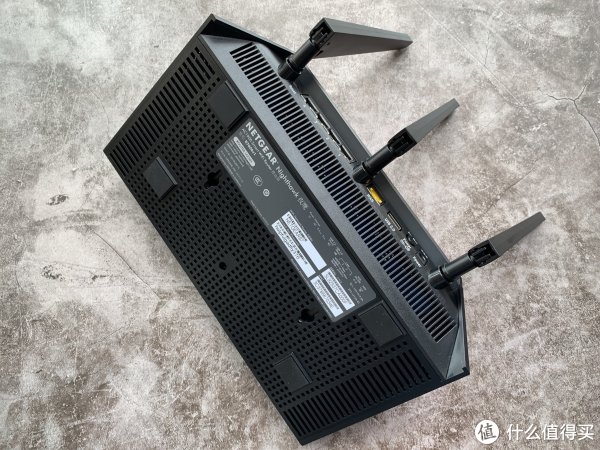 不可拆卸的天线在稳固性上较好，不会像前辈一样松松垮垮