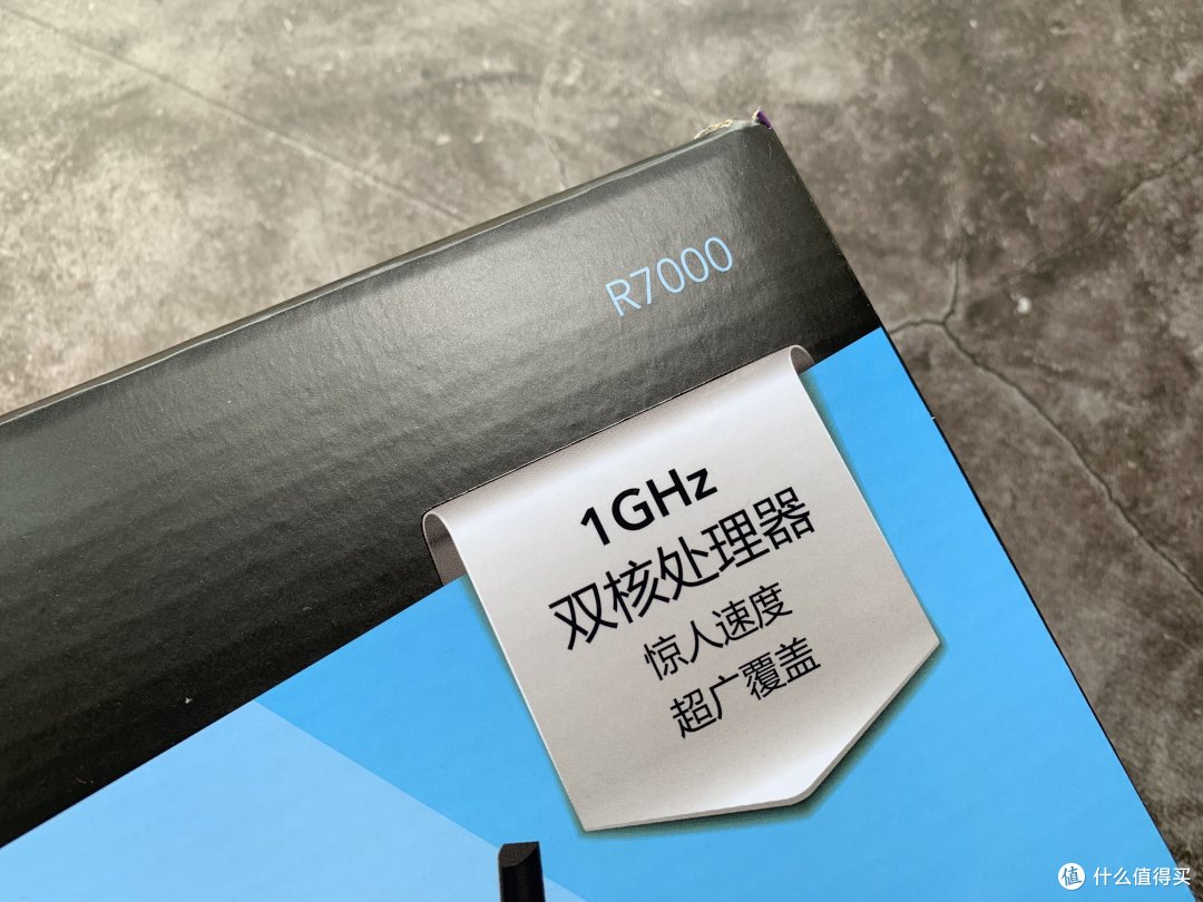 位于包装右上角的产品标识依然是R7000