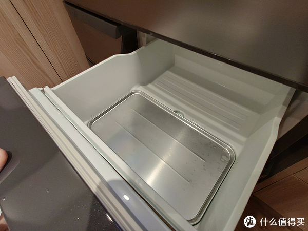 小冷藏室，这个铝盘好像是为了急速制冷时候用的，说明书说千万别直接拿手碰，可能会被冻伤。。