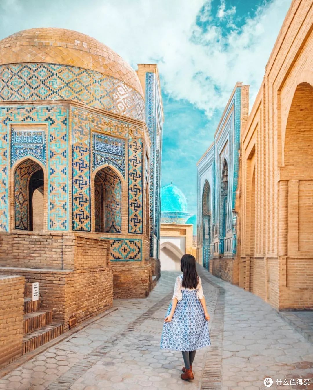 这个丝绸之路的交通枢纽，是一座建筑古迹宝库，漫步乌兹别克斯坦，感受色彩与光影交织的盛宴