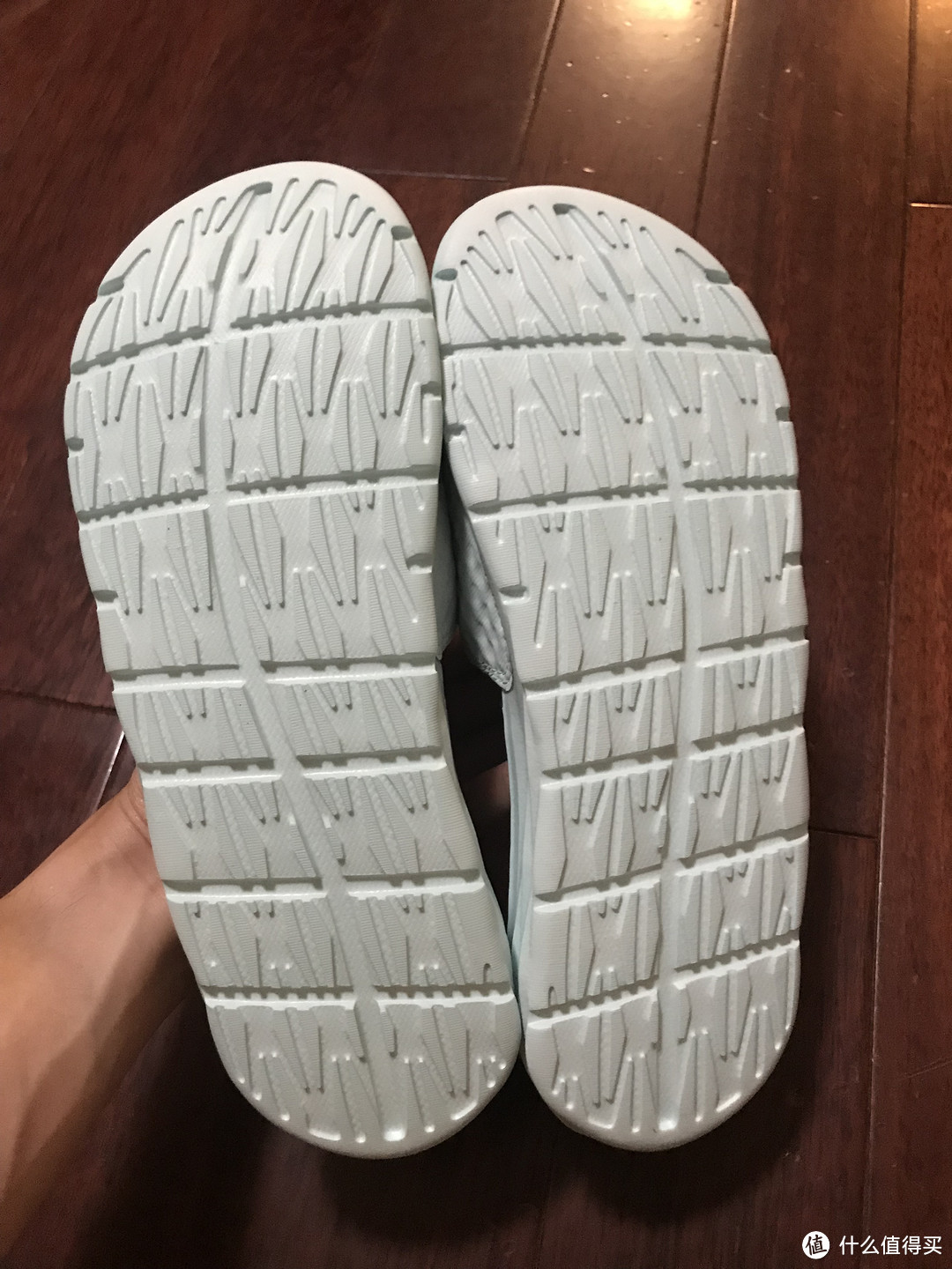 应季Tiffany配色的NIKE BENASSI SOLARSOFT拖鞋