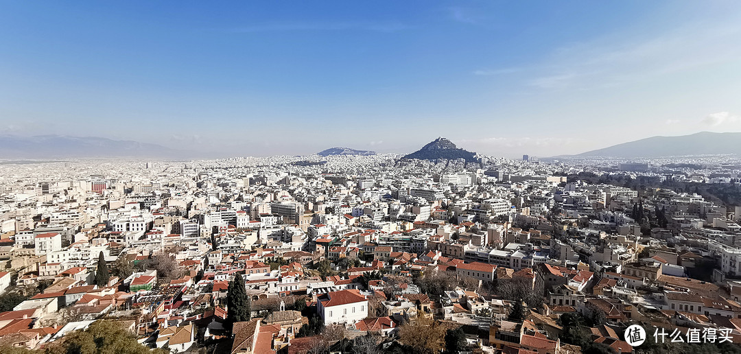 卫城在山上，可以俯瞰雅典