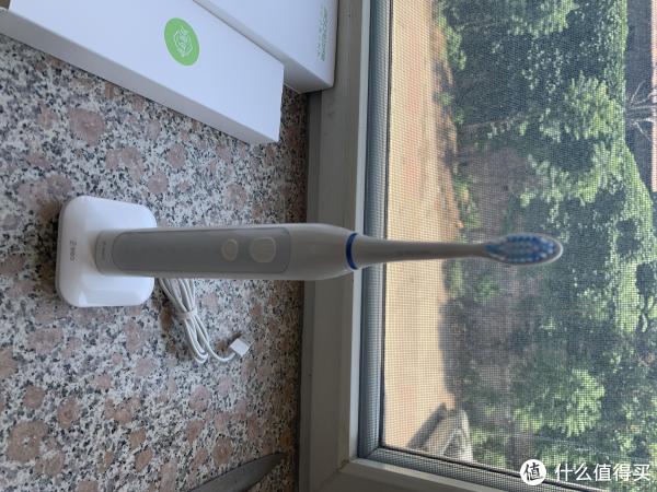 然后就是组装，很简单，刷头用力怼进去就可以了