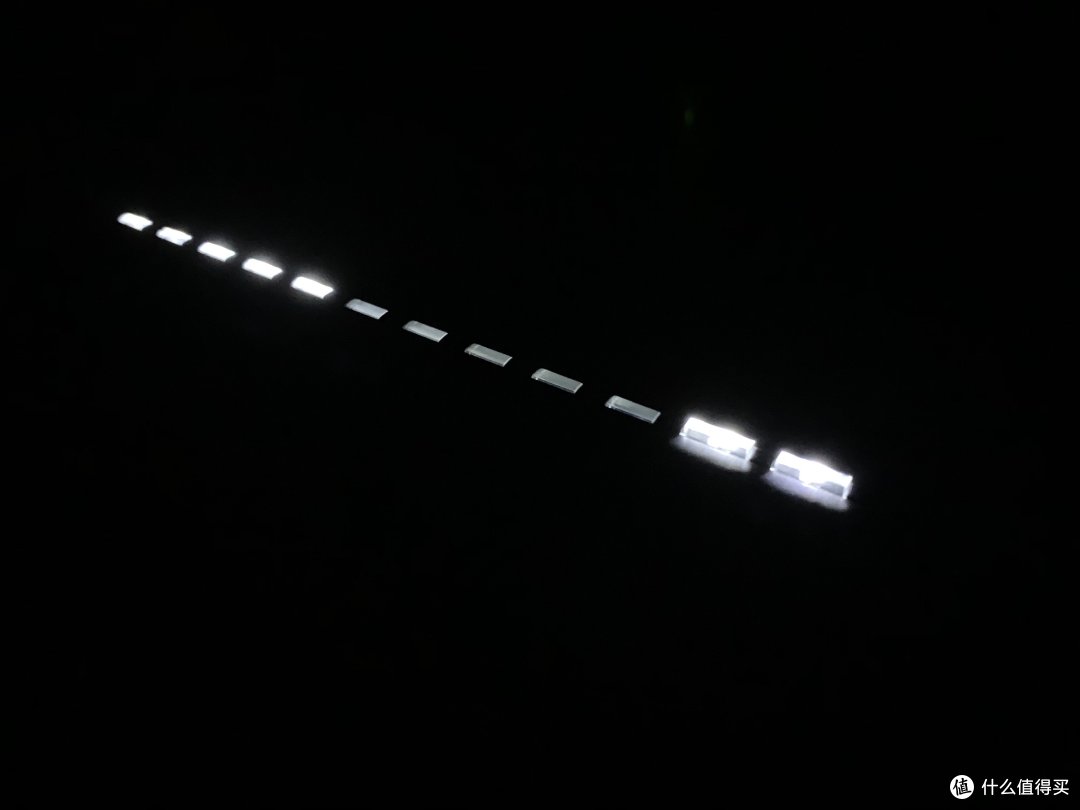 LED灯在夜间还是比较亮眼的,放在卧室不是很合适