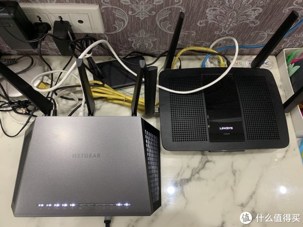 体积比一旁的EA8500大一些
