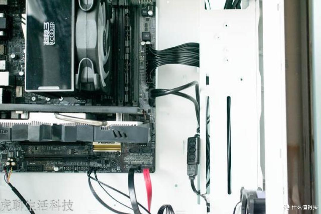 拉开门就换内存换显卡,这个是橱柜改造的机箱?