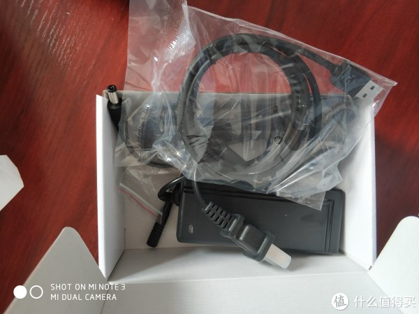 附送了一个六角螺丝批，其他螺丝也都是六角的