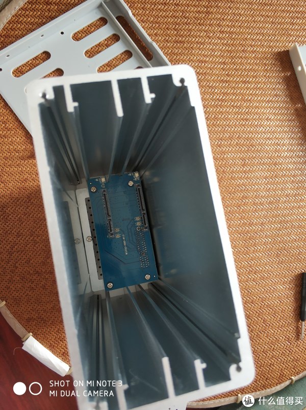 铝合金导轨，芯片很小，没有风扇