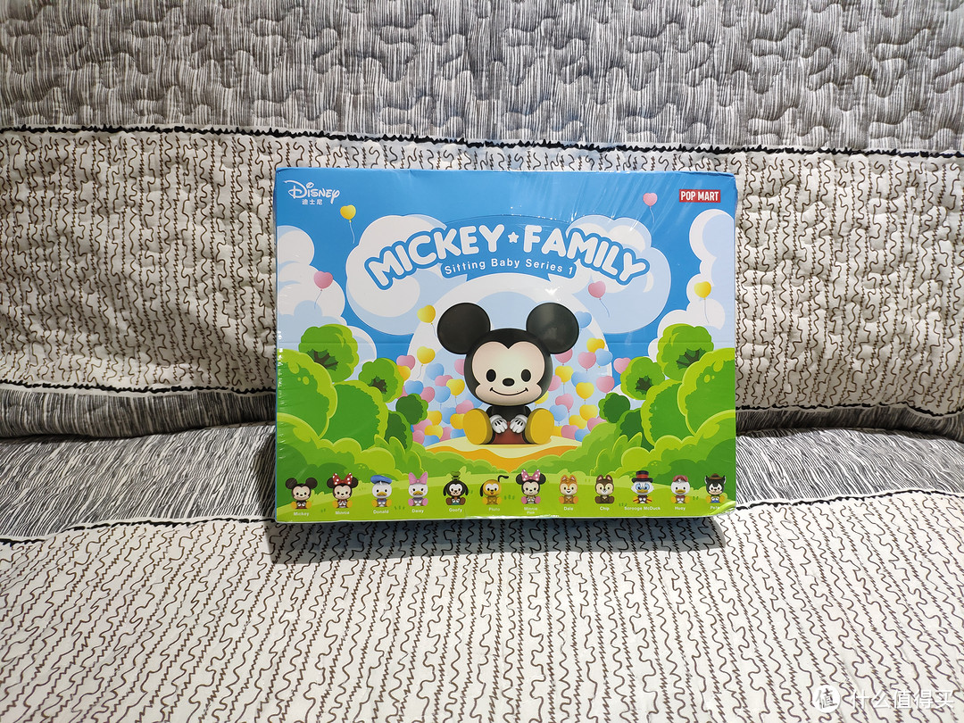 pop mart的这款公仔比较偏可爱,蓝色天空与绿色森林的包装风格也很