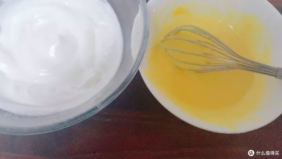 超级柔软轻盈的小蛋糕，没有任何添加剂，一口咬下去好美味呀