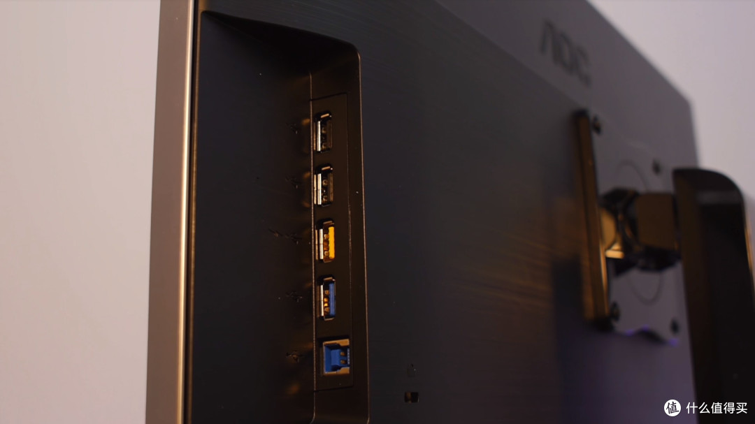 显示器右侧背面usb扩展接口