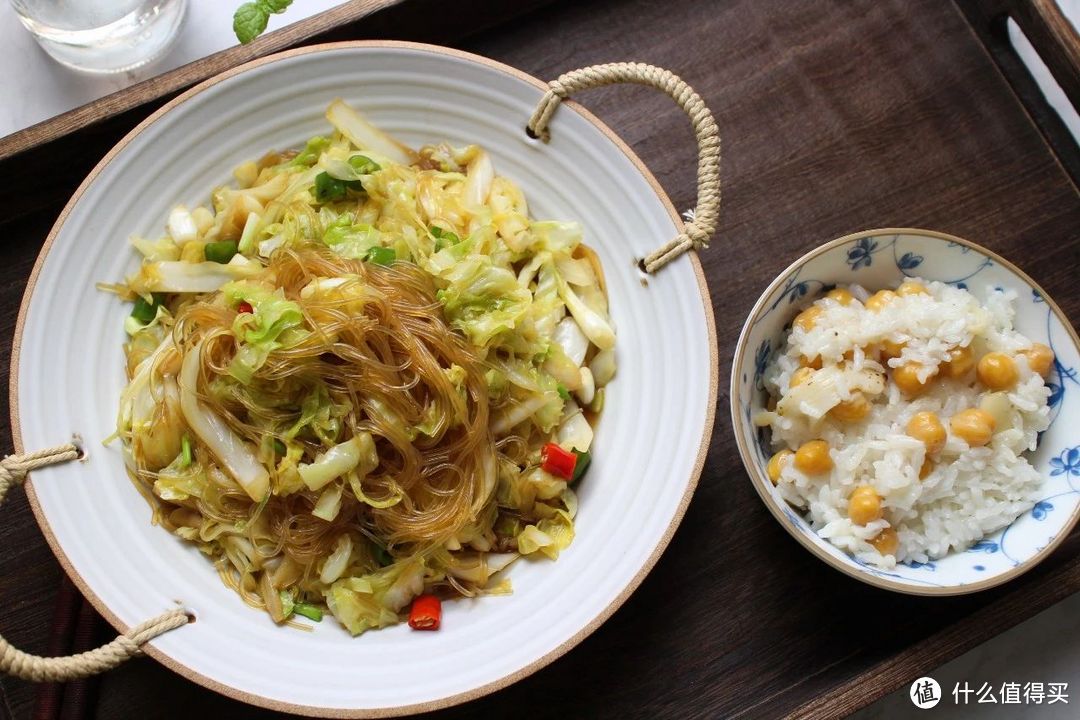 婆婆拿手菜，粉丝炒包菜好吃有诀窍，炒前多加两步，粉丝更入味