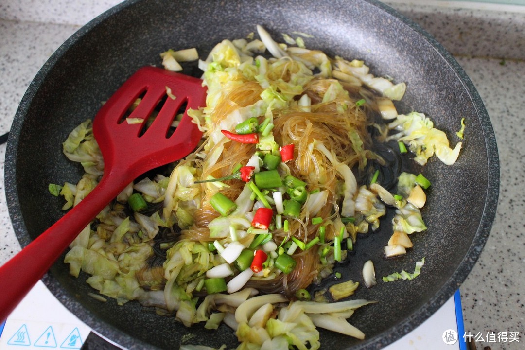 婆婆拿手菜，粉丝炒包菜好吃有诀窍，炒前多加两步，粉丝更入味