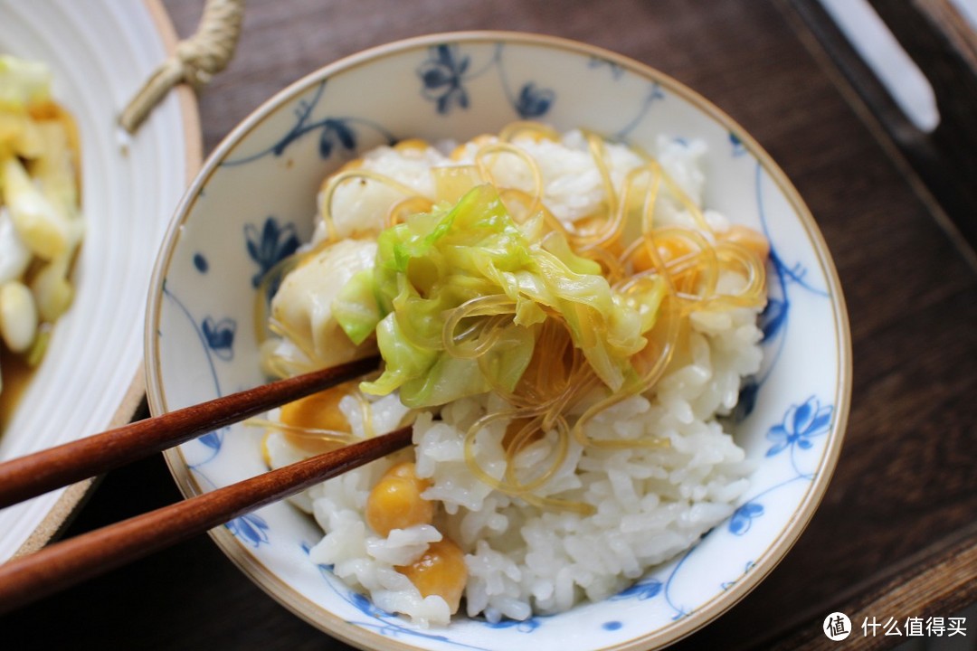 婆婆拿手菜,粉丝炒包菜好吃有诀窍,炒前多加两步,粉丝更入味