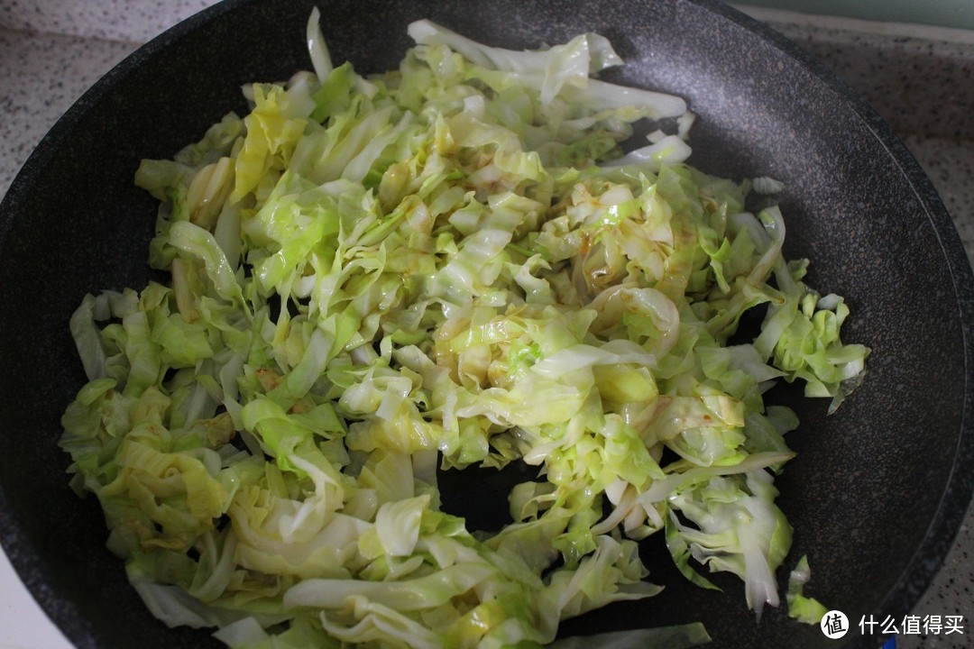 婆婆拿手菜,粉丝炒包菜好吃有诀窍,炒前多加两步,粉丝更入味