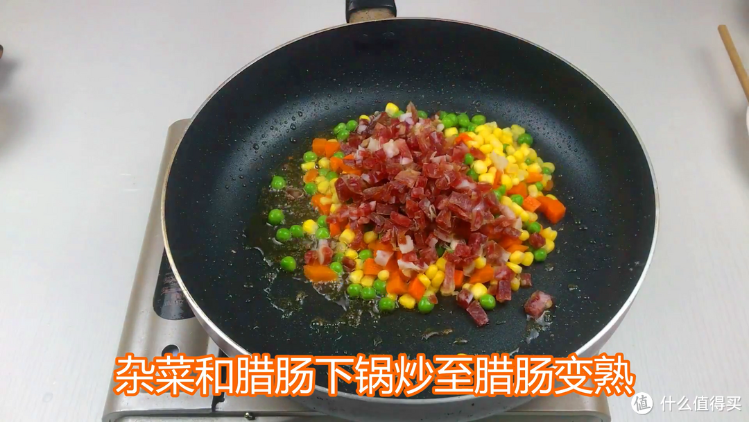 炒饭要好吃用什么米？菠萝虾仁腊肠炒饭，粒粒分明，咸鲜酸甜俱全