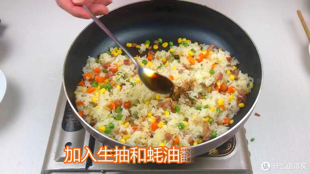 炒饭要好吃用什么米？菠萝虾仁腊肠炒饭，粒粒分明，咸鲜酸甜俱全