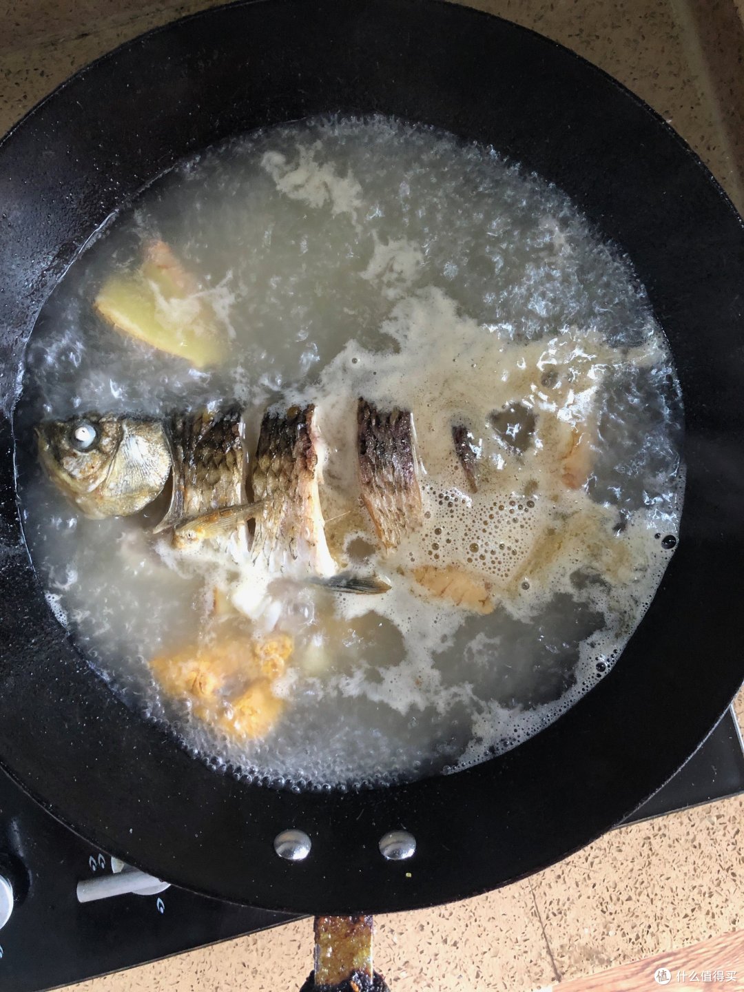 奶白鲫鱼豆腐汤,煎鱼不破皮大法