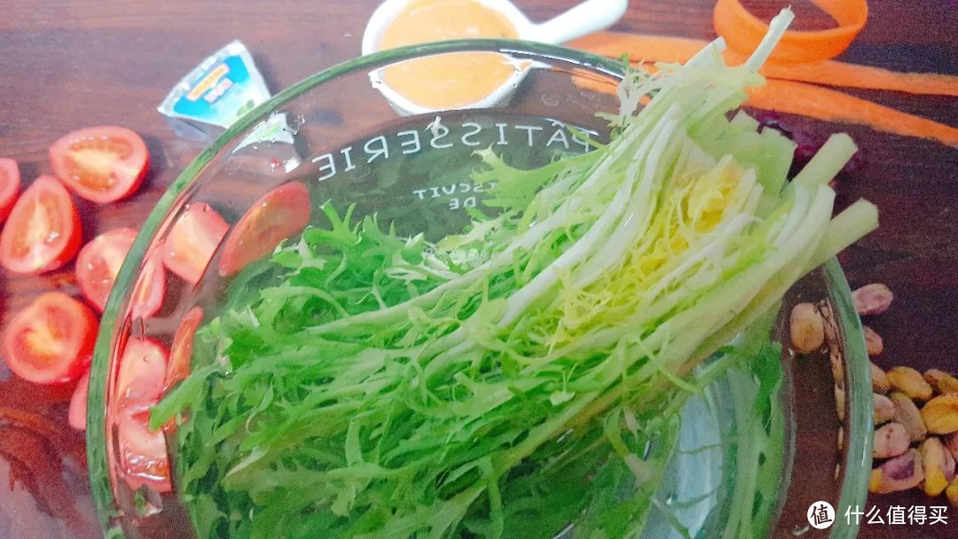 这沙拉做法真特别,五彩斑斓好看又好吃,适合在圣诞节食用!
