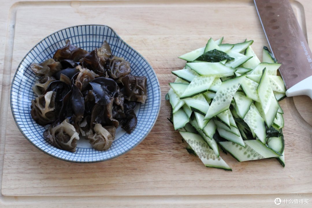 黄瓜别再拍了,加点木耳一起炒,简单快手又入味,米饭跟着遭殃了