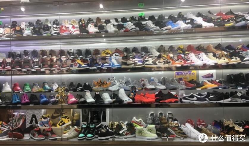 伪sneaker在香港逛鞋店